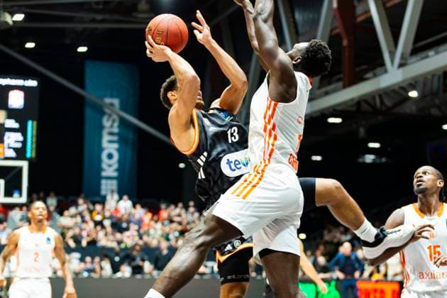 29.10.2025, xomx, Basketball BKT EuroCup 2025 2026, NINERS Chemnitz - ratiopharm ulm v.l. Mark Smith (Ratiopharm Ulm) am Ball Chemnitz