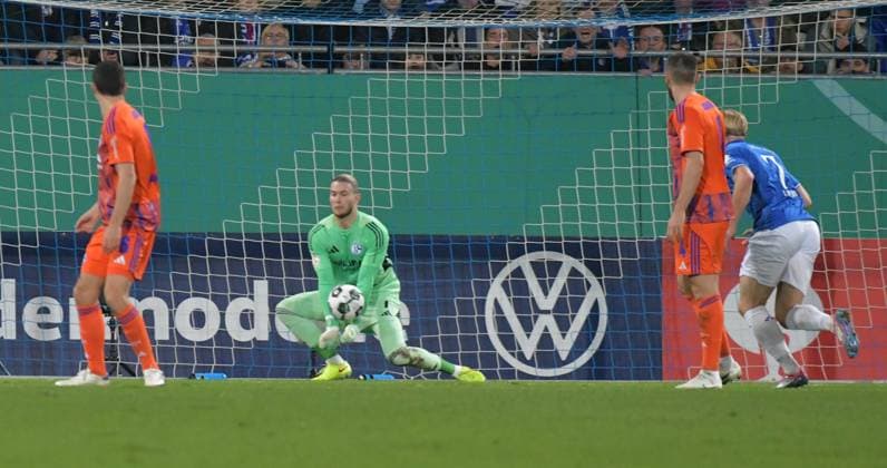 29.10.2025, xblx, Fussball DFB Pokal 2.Runde, SV Darmstadt 98 - FC Schalke 04 v.l. Loris Karius (FC Schalke 04) (DFL DFB REGULATIONS PROHIBIT ANY USE OF PHOTOGRAPHS as IMAGE SEQUENCES and or QUASI-VIDEO) Darmstadt