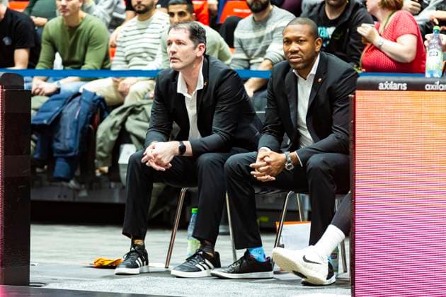 29.10.2025, xomx, Basketball BKT EuroCup 2025 2026, NINERS Chemnitz - ratiopharm ulm v.l. Ty Harrelson (Ratiopharm Ulm Trainer) Chemnitz