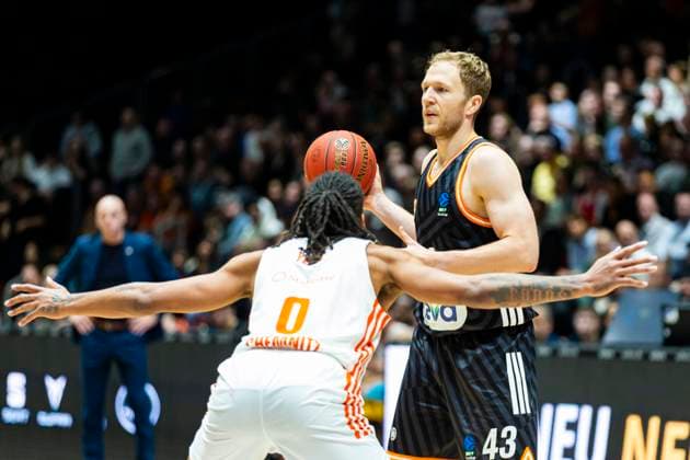 29.10.2025, xomx, Basketball BKT EuroCup 2025 2026, NINERS Chemnitz - ratiopharm ulm v.l. Christian Sengfelder (Ratiopharm Ulm) am Ball im Zweikampf mit Kevin Yebo (Niners Chemnitz) Chemnitz