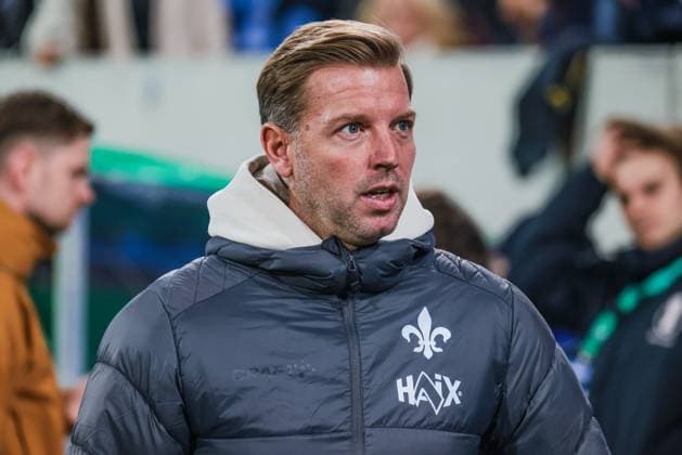29.10.2025, xhettx, Fussball DFB Pokal 2.Runde, SV Darmstadt 98 - FC Schalke 04 v.l. Florian Kohlfeldt (SV Darmstadt 98, Trainer) (DFL DFB REGULATIONS PROHIBIT ANY USE OF PHOTOGRAPHS as IMAGE SEQUENCES and or QUASI-VIDEO) Darmstadt