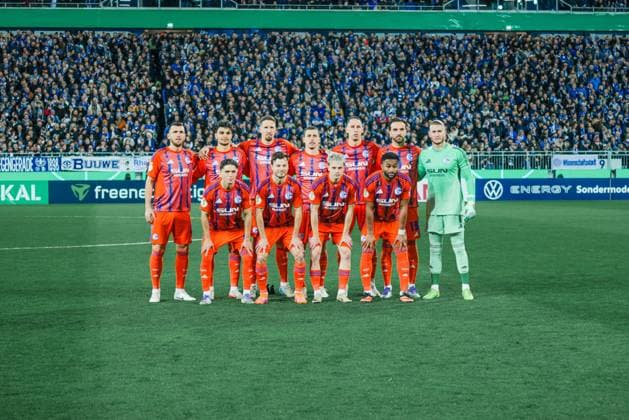 29.10.2025, xhettx, Fussball DFB Pokal 2.Runde, SV Darmstadt 98 - FC Schalke 04 v.l. Schalke Mannschaft (DFL DFB REGULATIONS PROHIBIT ANY USE OF PHOTOGRAPHS as IMAGE SEQUENCES and or QUASI-VIDEO) Darmstadt