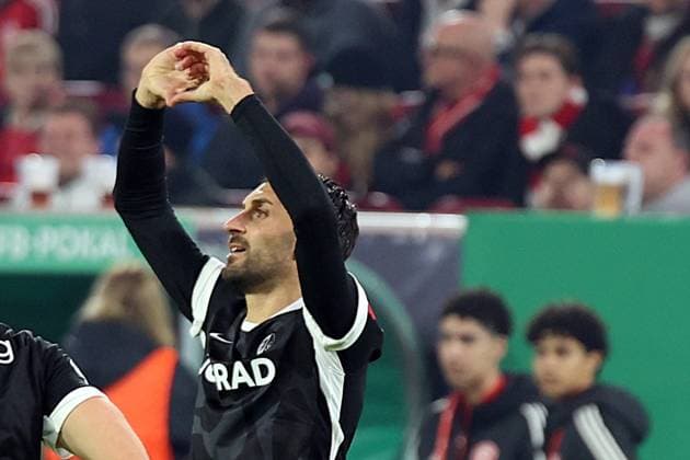 29.10.2025, xrekx, Fussball DFB Pokal 2.Runde, Fortuna Duesseldorf - SC Freiburg v.l. Torjubel nach dem Tor zum celebrating the goal celebrate 0:2 durch Vincenzo Grifo (SC Freiburg) (DFL DFB REGULATIONS PROHIBIT ANY USE OF PHOTOGRAPHS as IMAGE SEQUENCES and or QUASI-VIDEO) Duesseldorf