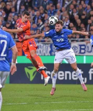 29.10.2025, xblx, Fussball DFB Pokal 2.Runde, SV Darmstadt 98 - FC Schalke 04 v.l. Ron Schallenberg (FC Schalke 04), Killian Corredor (SV Darmstadt 98) (DFL DFB REGULATIONS PROHIBIT ANY USE OF PHOTOGRAPHS as IMAGE SEQUENCES and or QUASI-VIDEO) Darmstadt