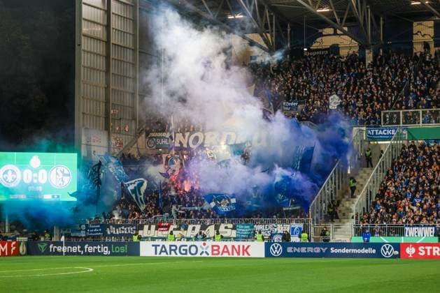 29.10.2025, xhettx, Fussball DFB Pokal 2.Runde, SV Darmstadt 98 - FC Schalke 04 v.l. Pyro bei den Gästen (DFL DFB REGULATIONS PROHIBIT ANY USE OF PHOTOGRAPHS as IMAGE SEQUENCES and or QUASI-VIDEO) Darmstadt