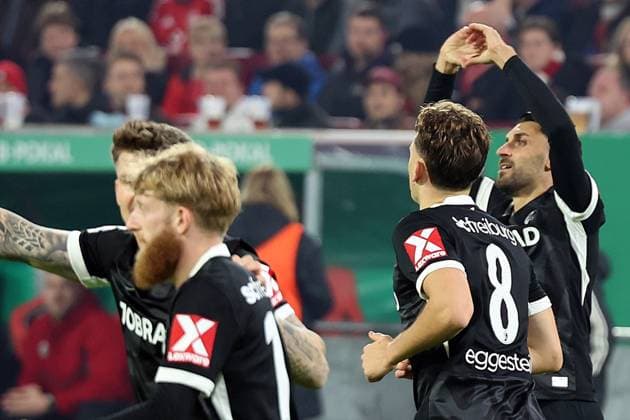 29.10.2025, xrekx, Fussball DFB Pokal 2.Runde, Fortuna Duesseldorf - SC Freiburg v.l. Torjubel nach dem Tor zum celebrating the goal celebrate 0:2 durch Vincenzo Grifo (SC Freiburg) (DFL DFB REGULATIONS PROHIBIT ANY USE OF PHOTOGRAPHS as IMAGE SEQUENCES and or QUASI-VIDEO) Duesseldorf