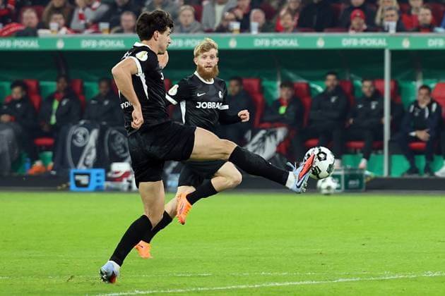 29.10.2025, xrekx, Fussball DFB Pokal 2.Runde, Fortuna Duesseldorf - SC Freiburg v.l. Igor Matanovic (SC Freiburg) Niklas Beste (SC Freiburg) (DFL DFB REGULATIONS PROHIBIT ANY USE OF PHOTOGRAPHS as IMAGE SEQUENCES and or QUASI-VIDEO) Duesseldorf