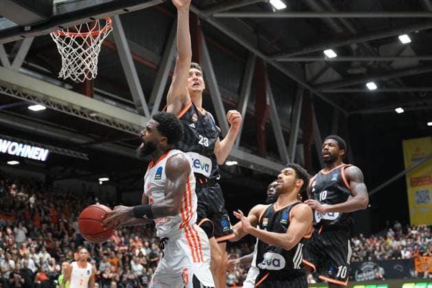 Diego Garavaglia (ratiopharm ulm) Mitte, Corey Davis Jr. (NINERS Chemnitz) li. und Mark Smith (ratiopharm ulm) re. GER, NINERS Chemnitz vs. ratiopharm ulm, Basketball, BKT EuroCup, 5. Spieltag, Saison 2025 2026, 29.10.2025 GER, NINERS Chemnitz vs. ratiopharm ulm, Basketball, BKT EuroCup, 5. Spieltag, Saison 2025 2026, 29.10.2025 Chemnitz Copyright: xEibner-Pressefoto BertxHarzerx EP_BHR
