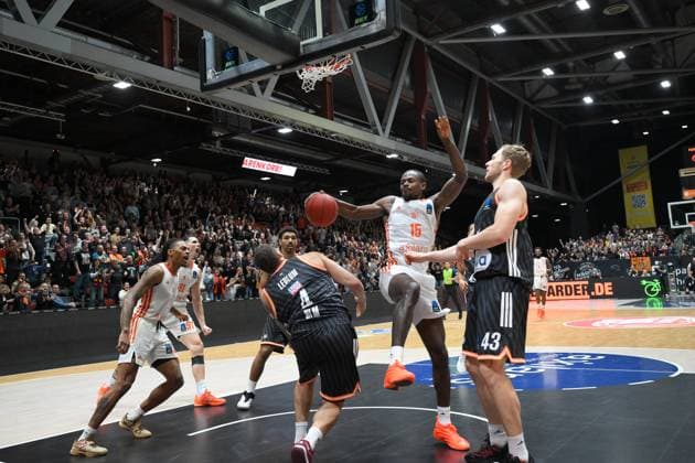 Tyron Brewer (NINERS Chemnitz) Mitte, Christopher Ledlum (ratiopharm ulm) li. und Mark Smith (ratiopharm ulm) re. GER, NINERS Chemnitz vs. ratiopharm ulm, Basketball, BKT EuroCup, 5. Spieltag, Saison 2025 2026, 29.10.2025 GER, NINERS Chemnitz vs. ratiopharm ulm, Basketball, BKT EuroCup, 5. Spieltag, Saison 2025 2026, 29.10.2025 Chemnitz Copyright: xEibner-Pressefoto BertxHarzerx EP_BHR