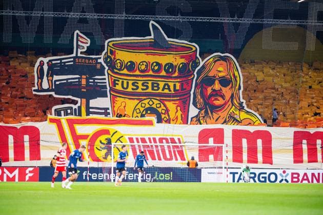 29.10.2025 - Fußball, 2025 2026, 2. Hauptrunde, 1. FC Union Berlin - DSC Arminia Bielefeld: Fans (Union Berlin) mit Choreografie, Choreographie für Hans-Joachim Jochen Lesching: Pokalalarm am Mügelsee DFB REGULATIONS PROHIBIT ANY USE OF PHOTOGRAPHS AS IMAGE SEQUENCES AND OR QUASI-VIDEO.