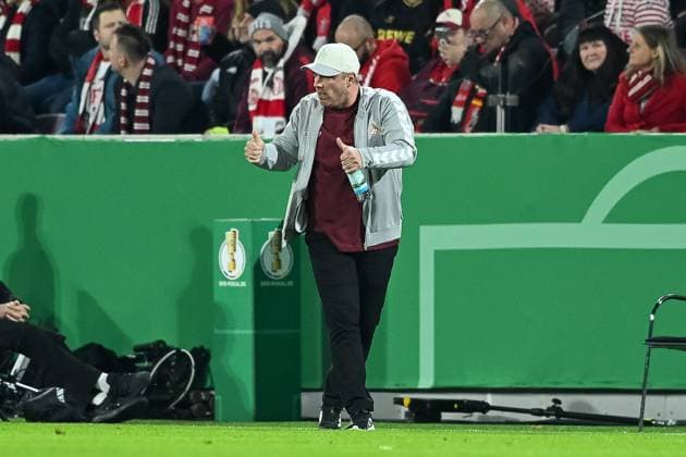 29.10.2025, Fussball: DFB Pokal, Saison 2025 2026, 2. Runde, 1. FC Koeln vs. FC Bayern Muenchen im RheinEnergie Stadion in Koeln. Lukas Kwasniok (1. FC Koeln, Trainer) feuert seine Mannschaft an. Wichtiger Hinweis: Gemaess den Vorgaben der DFL Deutsche Fussball Liga bzw. des DFB Deutscher Fussball-Bund ist es untersagt, in dem Stadion und oder vom Spiel angefertigte Fotoaufnahmen in Form von Sequenzbildern und oder videoaehnlichen Fotostrecken zu verwerten bzw. verwerten zu lassen. Foto: Kirchner-Media Thomas Haesler Copyright: xKirchner-Media ThomasxHaeslerx