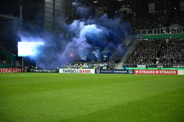 29.10.2025, Fussball, DFB-Pokal, 2. Runde, Saison 2025 2026, FC Schalke 04 - SV Darmstadt 98, Pyrotechnik Fans FC Schalke 04, xRHR-FOTO YYx Copyright: KROEGER RHR-FOTOx RHR-FOTO YY