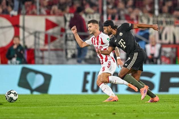 29.10.2025, Fussball: DFB Pokal, Saison 2025 2026, 2. Runde, 1. FC Koeln vs. FC Bayern Muenchen im RheinEnergie Stadion in Koeln. Zweikampf zwischen Tom Krauss (1. FC Koeln, 05) und Serge Gnabry (FC Bayern Muenchen, 07). Wichtiger Hinweis: Gemaess den Vorgaben der DFL Deutsche Fussball Liga bzw. des DFB Deutscher Fussball-Bund ist es untersagt, in dem Stadion und oder vom Spiel angefertigte Fotoaufnahmen in Form von Sequenzbildern und oder videoaehnlichen Fotostrecken zu verwerten bzw. verwerten zu lassen. Foto: Kirchner-Media Thomas Haesler Copyright: xKirchner-Media ThomasxHaeslerx