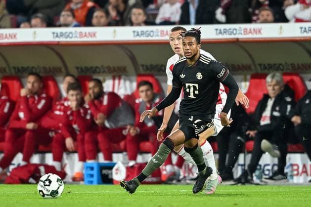 29.10.2025, Fussball: DFB Pokal, Saison 2025 2026, 2. Runde, 1. FC Koeln vs. FC Bayern Muenchen im RheinEnergie Stadion in Koeln. Zweikampf zwischen Kristoffer Lund Hansen (1. FC Koeln, 32) und Michael Olise (FC Bayern Muenchen, 17). Wichtiger Hinweis: Gemaess den Vorgaben der DFL Deutsche Fussball Liga bzw. des DFB Deutscher Fussball-Bund ist es untersagt, in dem Stadion und oder vom Spiel angefertigte Fotoaufnahmen in Form von Sequenzbildern und oder videoaehnlichen Fotostrecken zu verwerten bzw. verwerten zu lassen. Foto: Kirchner-Media Thomas Haesler Copyright: xKirchner-Media ThomasxHaeslerx