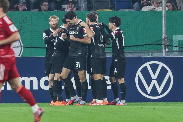 Fussball, DFB-Pokal Saison 2025 2026 2. Runde Fortuna Düsseldorf - SC Freiburg 29.10.2025, MERKUR SPIEL-ARENA Torjubel SC Freiburg nach dem Tor zum 1-0 durch Igor Matanovic (SC Freiburg, 31) die Spieler freuen sich Düsseldorf MERKUR SPIEL-ARENA Nordrhein-Westfalen Deutschland