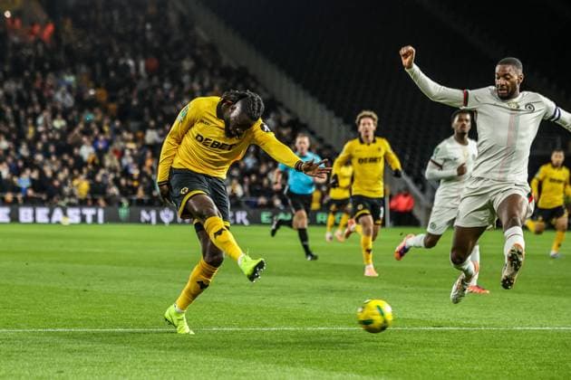 Carabao Cup Last 16 Wolverhampton Wanderers v Chelsea Tolu Arokodare of Wolverhampton Wanderers takes a shot on goal during the Carabao Cup Last 16 Wolverhampton Wanderers vs Chelsea at Molineux, Wolverhampton, United Kingdom, 29th October 2025 (Photo by Alfie Cosgrove News Images) Wolverhampton Molineux West Midlands United Kingdom Copyright: xAlfiexCosgrove NewsxImagesx