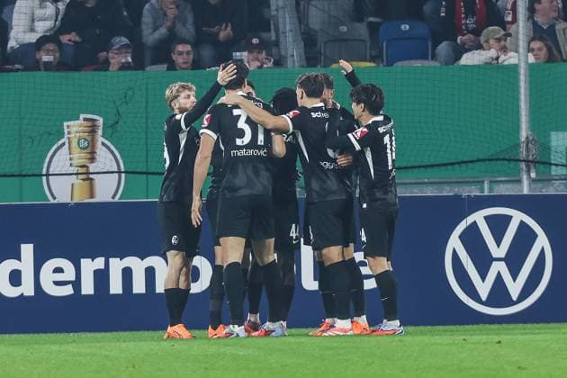 Fussball, DFB-Pokal Saison 2025 2026 2. Runde Fortuna Düsseldorf - SC Freiburg 29.10.2025, MERKUR SPIEL-ARENA Torjubel SC Freiburg nach dem Tor zum 1-0 durch Igor Matanovic (SC Freiburg, 31) die Spieler freuen sich Düsseldorf MERKUR SPIEL-ARENA Nordrhein-Westfalen Deutschland