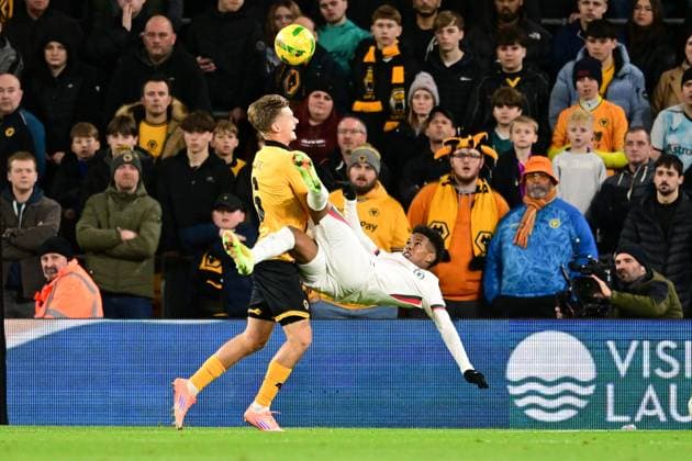 Wolverhampton Wanderers v Chelsea EFL Cup 29 10 2025. Chelsea forward Estevao Willian (41) tries an overhead kick under pressure from Wolverhampton Wanderers defender David Moller Wolfe (6) during the EFL Cup match between Wolverhampton Wanderers and Chelsea at Molineux, Wolverhampton, England on 29 October 2025. Wolverhampton Molineux West Midlands England Editorial use only DataCo restrictions apply See www.football-dataco.com , Copyright: xDennisxGoodwinx PSI-23127-0026