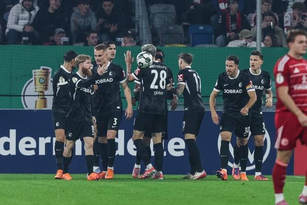 Fussball, DFB-Pokal Saison 2025 2026 2. Runde Fortuna Düsseldorf - SC Freiburg 29.10.2025, MERKUR SPIEL-ARENA Torjubel SC Freiburg nach dem Tor zum 1-0 durch Igor Matanovic (SC Freiburg, 31) die Spieler freuen sich Düsseldorf MERKUR SPIEL-ARENA Nordrhein-Westfalen Deutschland