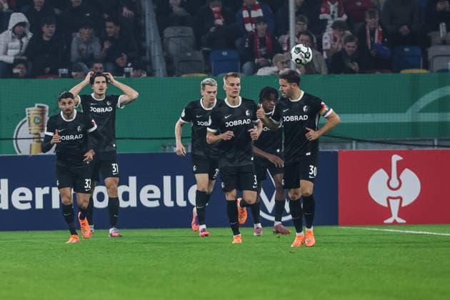 Fussball, DFB-Pokal Saison 2025 2026 2. Runde Fortuna Düsseldorf - SC Freiburg 29.10.2025, MERKUR SPIEL-ARENA Torjubel SC Freiburg nach dem Tor zum 1-0 durch Igor Matanovic (SC Freiburg, 31) die Spieler freuen sich Düsseldorf MERKUR SPIEL-ARENA Nordrhein-Westfalen Deutschland