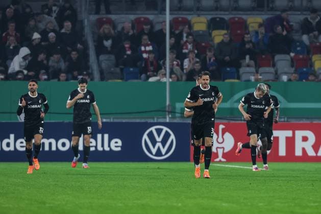 Fussball, DFB-Pokal Saison 2025 2026 2. Runde Fortuna Düsseldorf - SC Freiburg 29.10.2025, MERKUR SPIEL-ARENA Torjubel SC Freiburg nach dem Tor zum 1-0 durch Igor Matanovic (SC Freiburg, 31) die Spieler freuen sich Düsseldorf MERKUR SPIEL-ARENA Nordrhein-Westfalen Deutschland