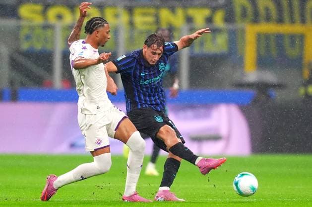 Inter Milan s Francesco Pio Esposito fight for the ball with Fiorentina s Cher Ndour during the Serie A soccer match between Inter and Fiorentina at the San Siro Stadium in Milan , north Italy - Wednesday , October 29 , 2025. - Soccer .  Copyright: xSpada LaPressex