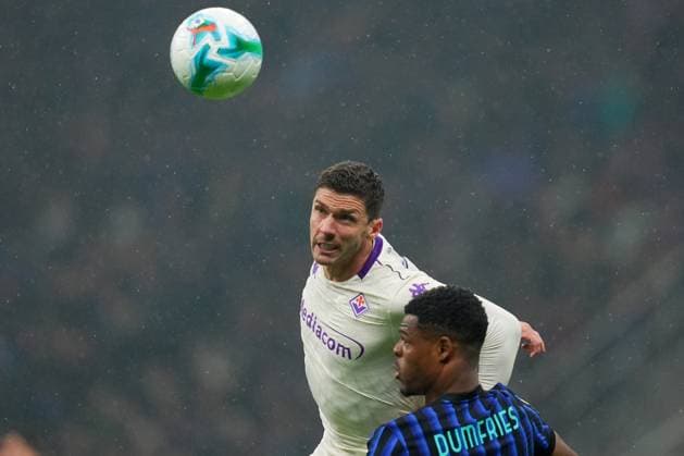 Inter MilanÕs Denzel Dumfries fight for the ball with Fiorentina s Robin Gosens during the Serie A soccer match between Inter and Fiorentina at the San Siro Stadium in Milan , north Italy - Wednesday , October 29 , 2025. - Soccer .  Copyright: xSpada LaPressex
