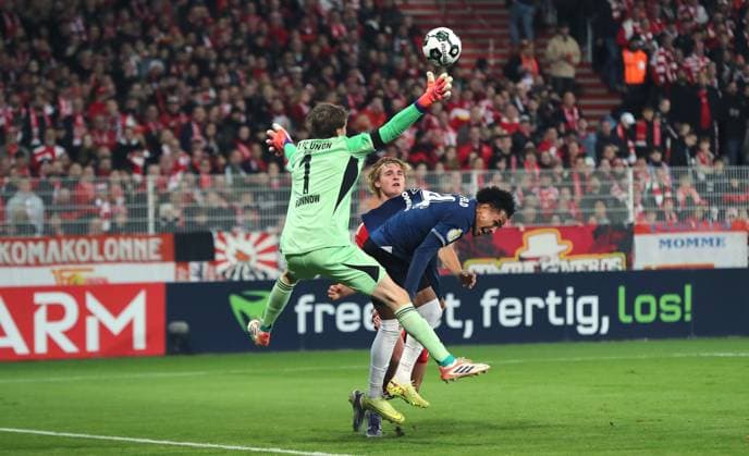 Torwart Frederik Rönnow , Monju Momuluh erzielt das Tor zum 1:1 Ausgleich, Leopold Querfeld Zweikampf Spielszene Aktion Fußball Fussball DFB Pokal 2.Runde Herren Saison 2025 2026 29.10.2025 1.FC Union Berlin FCU vs. DSC Arminia Bielefeld DFL regulations prohibit any use of photographs as image sequences and or quasi-video.