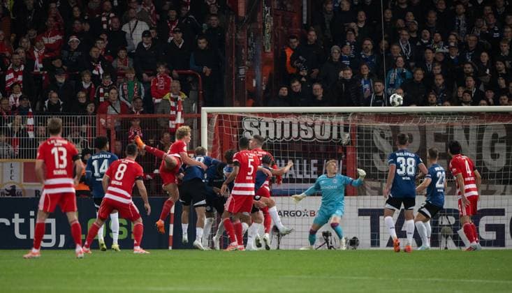 Fußball, Herren, Saison 2025 2026, DFB-Pokal (2. Runde), 1. FC Union Berlin - Arminia Bielefeld, Leopold Querfeld (4. v. l., 1. FC Union Berlin) erzielt das Tor zum 1:0 gegen Torwart Jonas Kersken (Arminia Bielefeld), 29.10.2025, Copyright: xMatthiasxKochx