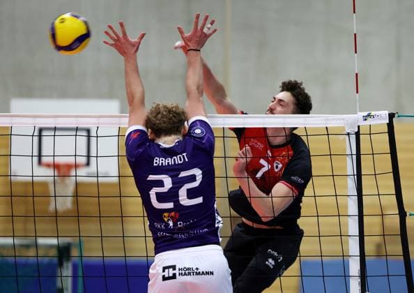 BAU 29.10.2025 Ludwigsburg Volleyball Barock Volleys MTV Ludwigsburg vs. ASV Dachau, v.l. Severin Brandt (Dachau), Tim Köpfli (LB)