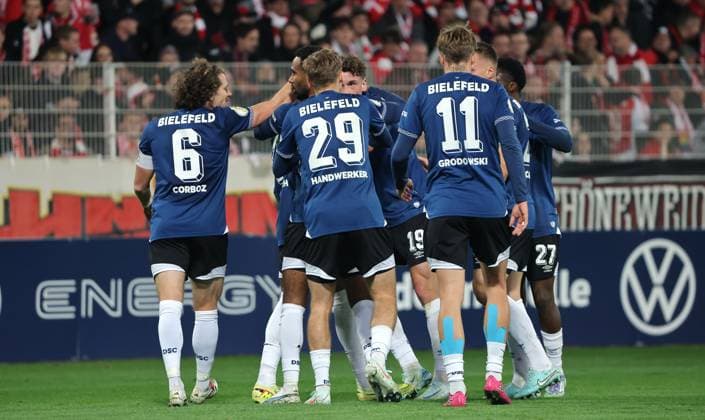 Bielefelder Mannschft jubelt nach 1:1 durch Monju Momuluh Freude Emotion Jubel Fußball Fussball DFB Pokal 2.Runde Herren Saison 2025 2026 29.10.2025 1.FC Union Berlin FCU vs. DSC Arminia Bielefeld DFL regulations prohibit any use of photographs as image sequences and or quasi-video.