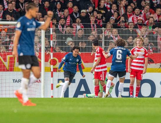 Fußball, Herren, Saison 2025 2026, DFB-Pokal (2. Runde), 1. FC Union Berlin - DSC Arminia Bielefeld, v. l. Joel Felix (Bielefeld), Monju Momuluh (Bielefeld), Mael Corboz (Bielefeld), Jubel nach Tor zum 1:1, 29.10.2025, Copyright: xSebastianxRäppold MatthiasxKochx