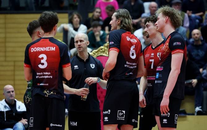 BAU 29.10.2025 Ludwigsburg Volleyball Barock Volleys MTV Ludwigsburg vs. ASV Dachau, v.l. Jonah Dornheim, Trainer Hasse Mattila (LB), Ben-Simon Bonin, Tim Köpfli, Philipp Herrmann (LB)