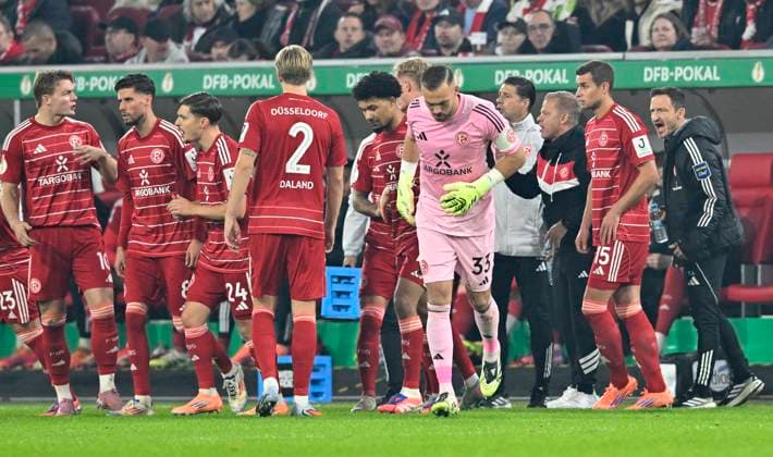 Trainer Markus Anfang 2.v.r (Fortuna Düsseldorf) mit seinem Team, Anweisungen, v.r. Tim Oberdorf (Fortuna Düsseldorf), Trainer Markus Anfang (Fortuna Düsseldorf), Torwart Florian Kastenmeier (Fortuna Düsseldorf), Kenneth Schmidt (Fortuna Düsseldorf), Jesper Daland (Fortuna Düsseldorf), Florent Muslija (Fortuna Düsseldorf), Anouar El Azzouzi (Fortuna Düsseldorf), Christian Rasmussen (Fortuna Düsseldorf) Fussball, DFB Pokal, 2. Hauptrunde, Fortuna Duesseldorf - SC Freiburg, am 29.10.2025 in Duesseldorf Deutschland. DFB regulations prohibit any use of photographs as image sequences and or quasi-video Â
