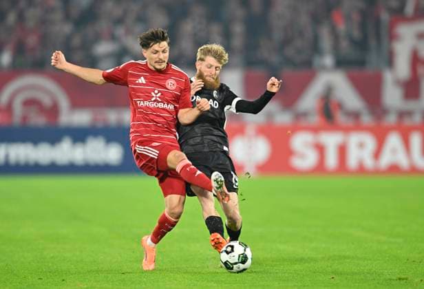 v.l. Florent Muslija (Fortuna Düsseldorf), Jan-Niklas Beste (SC Freiburg) Aktion, Zweikampf, Fussball, DFB Pokal, 2. Hauptrunde, Fortuna Duesseldorf - SC Freiburg, am 29.10.2025 in Duesseldorf Deutschland. DFB regulations prohibit any use of photographs as image sequences and or quasi-video Â