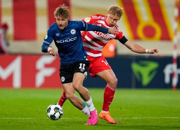 Joel Grodowski (DSC Arminia Bielefeld, 11) gegen Leopold Querfeld (1. FC Union Berlin, 14) GER, 1. FC Union Berlin vs DSC Arminia Bielefeld, Fussball, DFB-Pokal, 2. Runde, Saison 2025 2026, 29.10.2025 DFL REGULATIONS PROHIBIT ANY USE OF PHOTOGRAPHS AS IMAGE SEQUENCES AND OR QUASI-VIDEO GER, 1. FC Union Berlin vs DSC Arminia Bielefeld, Fussball, DFB-Pokal, 2. Runde, Saison 2025 2026, 29.10.2025 Berlin Copyright: xEibner-Pressefoto ScottxColemanx EP_SCN