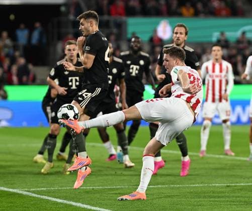 29.10.2025, xophax, Fussball, DFB - Pokal , 2. Runde Saison 2025 2026 Köln , Cologne , 1.FC Köln Rhein Energie Stadion 1.FC Köln gegen Bayer München Marius Bülter , rechts ( 1.FC Köln ) und Josip Stanisic , links ( Bayern München ) (DFL DFB REGULATIONS PROHIBIT ANY USE OF PHOTOGRAPHS as IMAGE SEQUENCES and or QUASI-VIDEO) Köln