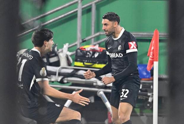 Jubel Vincenzo Grifo (SC Freiburg) nach seinem Tor zum 0:2, mit Igor Matanovic l. (SC Freiburg) Fussball, DFB Pokal, 2. Hauptrunde, Fortuna Duesseldorf - SC Freiburg, am 29.10.2025 in Duesseldorf Deutschland. DFB regulations prohibit any use of photographs as image sequences and or quasi-video Â