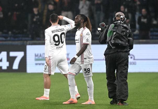 October 29, 2025, Genoa, ITALY: Cremonese s Federico Bonazzoli jubilates with his teammates after scoring the gol during the Italian Serie A soccer match Genoa Cfc vs Us Cremonese at Luigi Ferraris stadium in Genoa, Italy, 29 october 2025..ANSA LUCA ZENNARO. Soccer: Serie A; Genoa Cfc Vs Us Cremonese  - ZUMAa110 20251029_zaf_a110_078 Copyright: xLucaxZennarox
