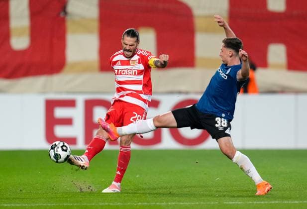 Christopher Trimmel (1. FC Union Berlin, 28) gegen Marius Woerl (DSC Arminia Bielefeld, 38) GER, 1. FC Union Berlin vs DSC Arminia Bielefeld, Fussball, DFB-Pokal, 2. Runde, Saison 2025 2026, 29.10.2025 DFL REGULATIONS PROHIBIT ANY USE OF PHOTOGRAPHS AS IMAGE SEQUENCES AND OR QUASI-VIDEO GER, 1. FC Union Berlin vs DSC Arminia Bielefeld, Fussball, DFB-Pokal, 2. Runde, Saison 2025 2026, 29.10.2025 Berlin Copyright: xEibner-Pressefoto ScottxColemanx EP_SCN