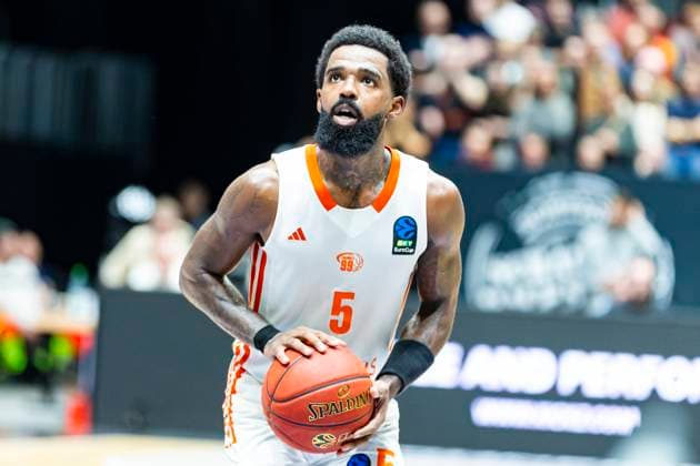 29.10.2025, xomx, Basketball BKT EuroCup 2025 2026, NINERS Chemnitz - ratiopharm ulm v.l. Corey Davis Jr. (Niners Chemnitz) am Ball. Einzelbild, Freisteller, Chemnitz