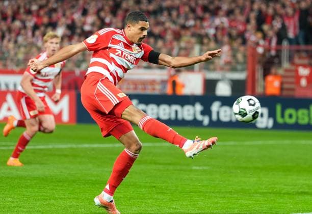 Danilho Doekhi (1. FC Union Berlin, 5) schiesst auf das Tor. GER, 1. FC Union Berlin vs DSC Arminia Bielefeld, Fussball, DFB-Pokal, 2. Runde, Saison 2025 2026, 29.10.2025 DFL REGULATIONS PROHIBIT ANY USE OF PHOTOGRAPHS AS IMAGE SEQUENCES AND OR QUASI-VIDEO GER, 1. FC Union Berlin vs DSC Arminia Bielefeld, Fussball, DFB-Pokal, 2. Runde, Saison 2025 2026, 29.10.2025 Berlin Copyright: xEibner-Pressefoto ScottxColemanx EP_SCN