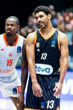 29.10.2025, xomx, Basketball BKT EuroCup 2025 2026, NINERS Chemnitz - ratiopharm ulm v.l. Tyron Brewer (Niners Chemnitz) und Mark Smith (Ratiopharm Ulm) Chemnitz