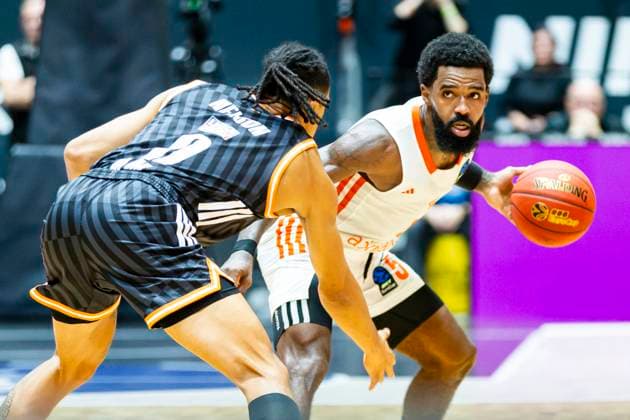29.10.2025, xomx, Basketball BKT EuroCup 2025 2026, NINERS Chemnitz - ratiopharm ulm v.l. Nelson Weidemann (Ratiopharm Ulm) und Corey Davis Jr. (Niners Chemnitz) im Zweikampf am Ball. Chemnitz