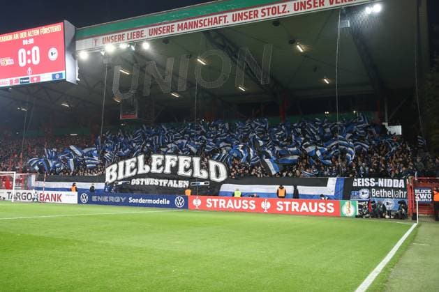 29.10.2025, xtgx, Fussball - DFB Pokal 2.Runde Union Berlin - Arminia Bielefeld emspor, v.l. Symbolfoto, Symbolbild, Symbol, Fans, Zuschauer, Publikum, Bielefeld (DFL DFB REGULATIONS PROHIBIT ANY USE OF PHOTOGRAPHS as IMAGE SEQUENCES and or QUASI-VIDEO) Berlin