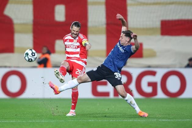 29.10.2025, xtgx, Fussball - DFB Pokal 2.Runde Union Berlin - Arminia Bielefeld emspor, v.l. Christopher Trimmel (Union Berlin, 28), Marius Woerl (Bielefeld, 38) Zweikampf, Duell, Kampf, tackle (DFL DFB REGULATIONS PROHIBIT ANY USE OF PHOTOGRAPHS as IMAGE SEQUENCES and or QUASI-VIDEO) Berlin