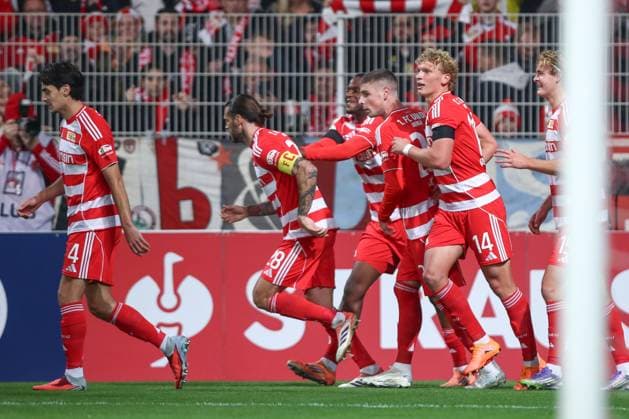 29.10.2025, xtgx, Fussball - DFB Pokal 2.Runde Union Berlin - Arminia Bielefeld emspor, v.l. Jubel nach dem 1:0 durch Leopold Querfeld (Union Berlin, 14) (DFL DFB REGULATIONS PROHIBIT ANY USE OF PHOTOGRAPHS as IMAGE SEQUENCES and or QUASI-VIDEO) Berlin