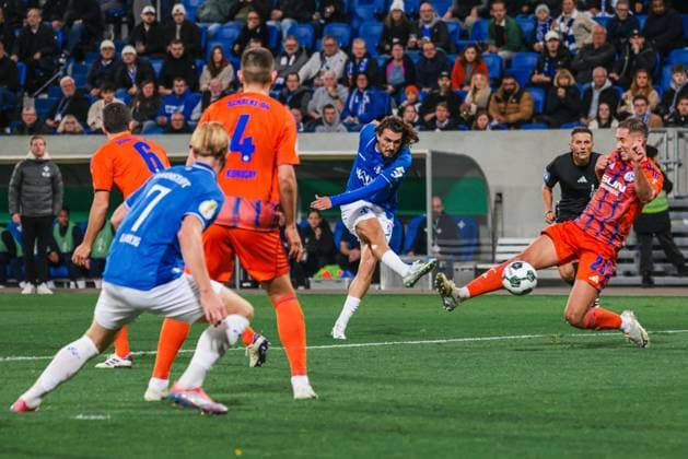 29.10.2025, xhettx, Fussball DFB Pokal 2.Runde, SV Darmstadt 98 - FC Schalke 04 v.l. Fraser Hornby (SV Darmstadt 98, 9) mit dem Schuss aufs Tor. Nikola KatiÄ‡ (FC Schalke 04, 25) kommt zu spät (DFL DFB REGULATIONS PROHIBIT ANY USE OF PHOTOGRAPHS as IMAGE SEQUENCES and or QUASI-VIDEO) Darmstadt