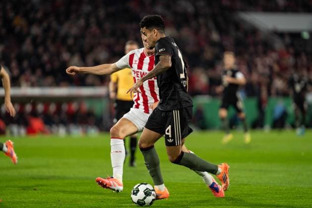 GER, DFB-Pokal 2. Runde, 1. FC Köln vs FC Bayern München Muenchen 29.10.2025, RheinEnergieSTADION, Köln, GER, DFB-Pokal 2. Runde, 1. FC Köln vs FC Bayern München Muenchen im Bild: Zweikampf zwischen Michael Olise (FC Bayern München Muenchen, 17) und Eric Martel (1. FC Köln Koeln, 6)