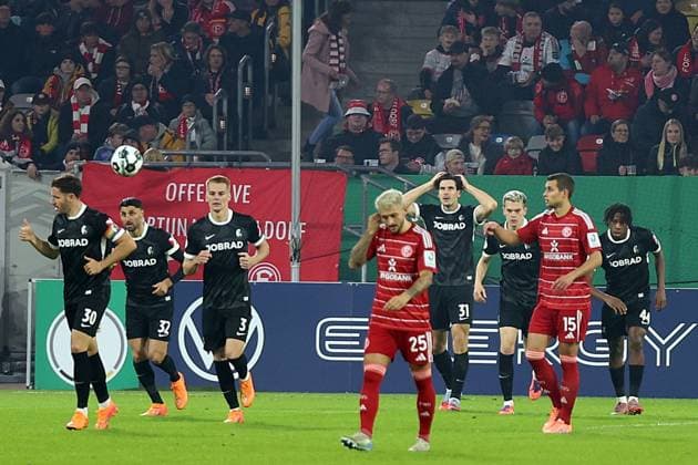 29.10.2025, xrekx, Fussball DFB Pokal 2.Runde, Fortuna Duesseldorf - SC Freiburg v.l. Torjubel nach dem Tor zum celebrating the goal celebrate 0:1 durch Igor Matanovic (SC Freiburg) (DFL DFB REGULATIONS PROHIBIT ANY USE OF PHOTOGRAPHS as IMAGE SEQUENCES and or QUASI-VIDEO) Duesseldorf